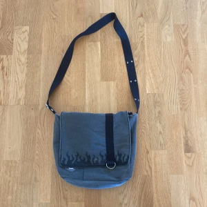 Axelremsväska  - Superfin axelremsväska som inte kommer till andvändning längre, knappen har lossnat (kolla bild 2) det är inget som syns och väskan funkar lika bra ändå då det finns dragkedja också!💗 perfekt till skolan, får plats med dator och har flera fack! 