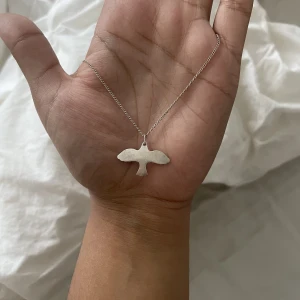 Emma Israelsson silver halsband - Dove Halsband i silver från Emma Israelsson, kommer putsa upp det innan jag skickar så det ser ut som nytt igen.  Nypris är 1195kr.