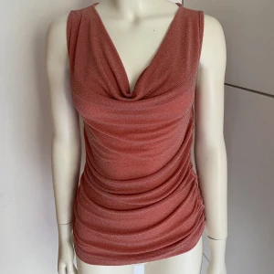 Fin rosa skimrig topp - Rosa skimrig topp passar fint till en middag eller festliknande tillställningar. 🌸👚 Sömmen har släppt lite på ett ställe men är lätt att laga. Storlek S/M 