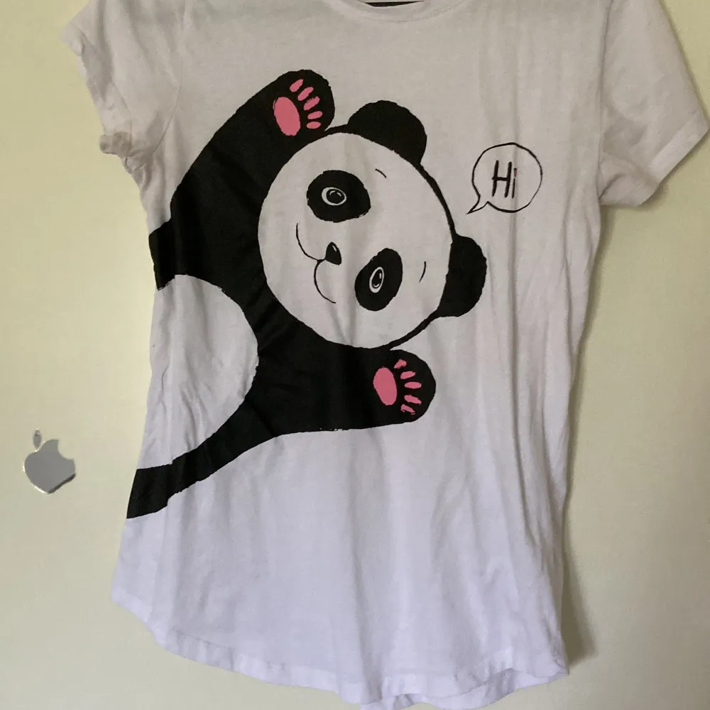 Jag säljer min Jättegulliga vita panda t shirt från new yorker. Den är i storlek xs. T-shirts.
