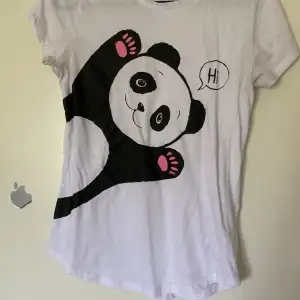 Jag säljer min Jättegulliga vita panda t shirt från new yorker. Den är i storlek xs