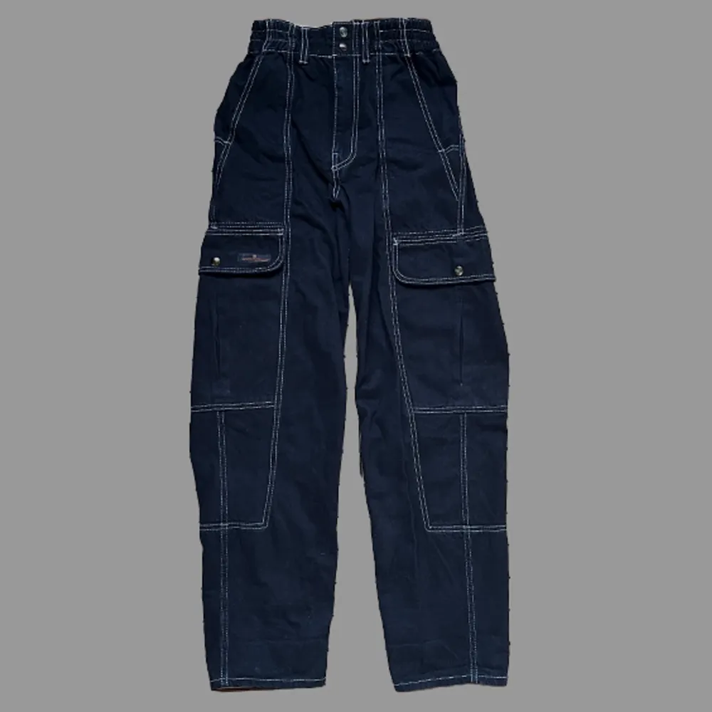Högmidjade Cargobyxor från Urban Outfitters.. Jeans & Byxor.