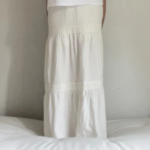 Lång kjol från mango - Ny skick inga defekter och knappt använd vit lång kjol från mango storlek 164 men passar även xs/s ny pris 300.⭐️