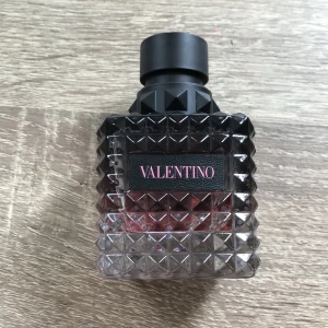 Valentino parfym  - Valentino parfym 50 ml.  Använd ca 1 gång  ny pris 1 349