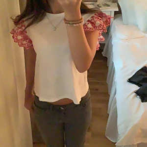 Zara tröja - En så söt t shirt från zara som nästan aldrig kommit till användning ❤️❤️ Strl 134-9 yrs men passar mig som är 14 år ❤️‍🔥