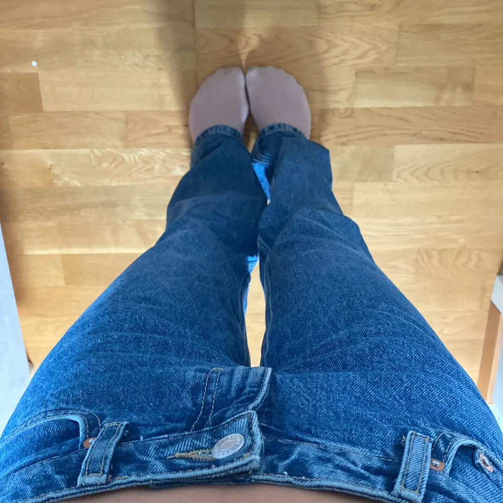 Jeans från weekday som jag säljer då jag har köpt fel storlek och inte hunnit lämna tillbaka. Säljer dessa i två olika längder 24/30 och 24/32!💕. Jeans & Byxor.