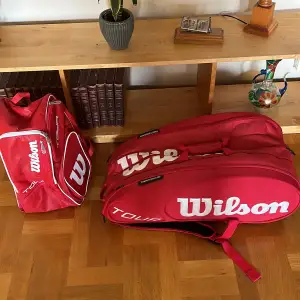 Bra skick på röd tennisväska med matchande ryggsäck. 
