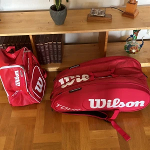 Tennis bag set Wilson - Bra skick på röd tennisväska med matchande ryggsäck. 