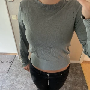 Grön tröja med guld ditaljer  - Säljer min superfina tröja med guld ditaljer vid handlederna💗