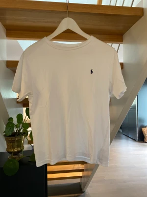 Polo Ralph lauren t-shirt - Säljer en vit polo Ralph lauren t-shirt i storlek 150 (10-12), säljer pga för liten! Nypris 500kr mitt pris 100kr