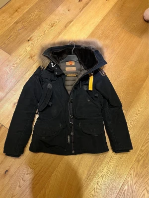 Parajumper Doris strl xs - Säljer min svarta parajumper i strl xs. Använd 3 vintrar men är som ny, ända som är, är att en knapp är lös men går att lösa. Nypris 8000