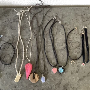 Halsband och armband - Fina halsband och armband!💕 säljer pga att jag aldrig använder dom. Ett halsband med stenar 25 de andra för 10kr. Alla halsband 70kr