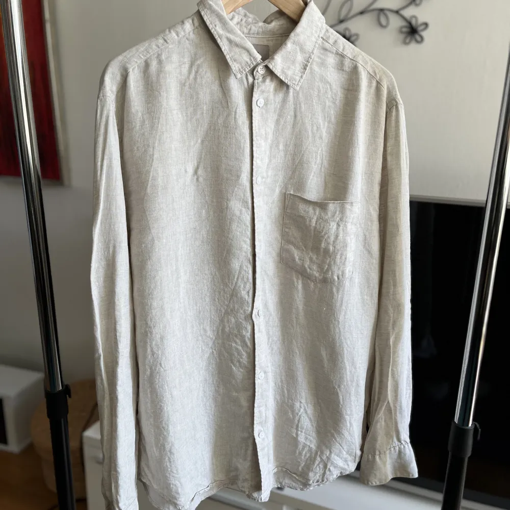 Beige linneskjorta ifrån h&m! Jättebra skick och väldigt lite använd, fraktas över hela Sverige 🇸🇪 . Skjortor.