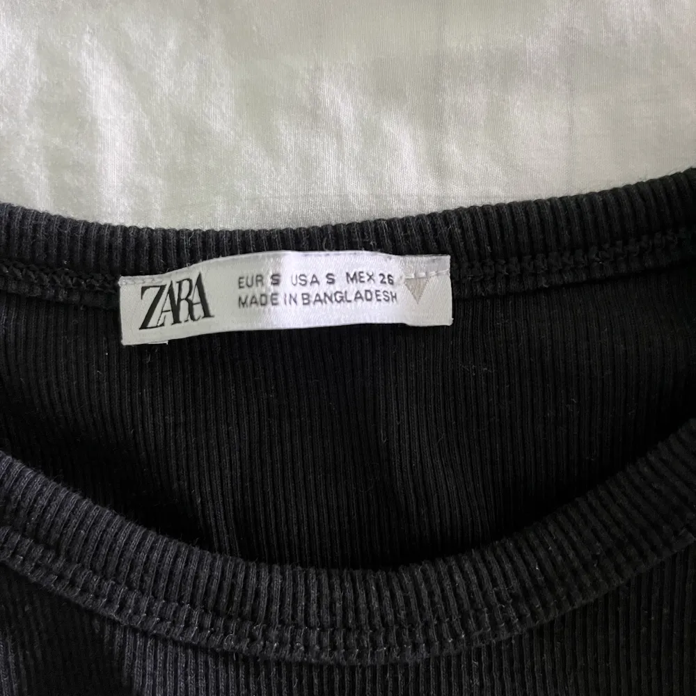 Ribbat linne från Zara i storlek S💕. Toppar.