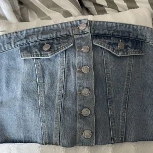 Jeans topp  - Supersnygg jeanstopp som aldrig är använd endast prövad. Storlek M🩷 har du mer frågor så är det bara att skriva till mig🩷 Obs! Köparen står alltid för frakten!