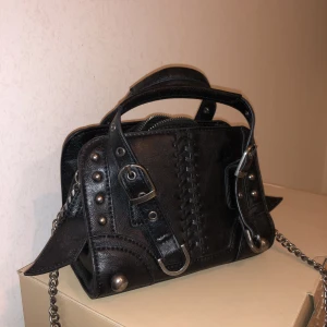 Zara väska -  Dekorerad Väska ifrån zara, som är slutsåld