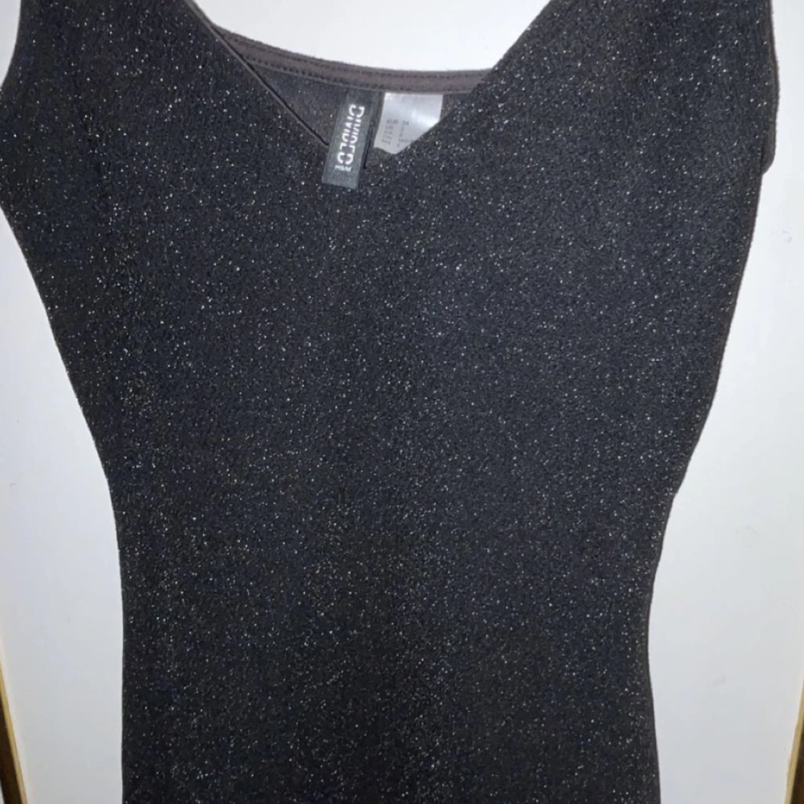 Glittrig svart klänning  - 91