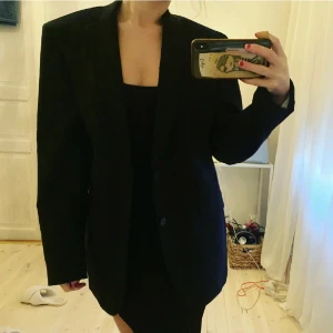 Oversize kavaj  - Vet ej storlek tror den är herr, sitter Oversize på mig som vanligtvis är en S. 