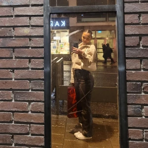 Skinnbyxor  - Superfina bruna skinnbyxor från bikbok som tyvärr inte säljs längre. Endast använda ca 3 ggr pga inte min stil