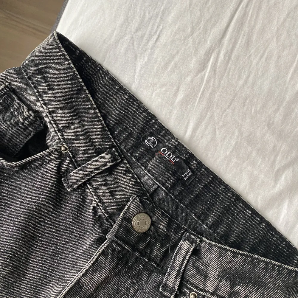 Straight/baggy jeans. Mörkgråa straight jeans i storlek xs/s. Som man kan se på andra bilden så skiftar färgen till lite mörkare på baksidan. Bra längd och mycket fint skick. Skriv för fler bilder🫶🏻 100 kr för direkt köp!!! . Jeans & Byxor.