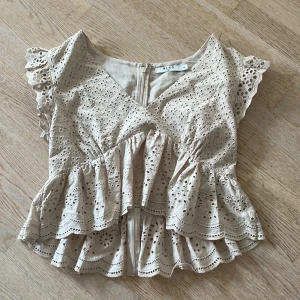 Söt topp - Säljer denna topp från NAKD då jag tyvärr inte använder den. Passar S!  Frakt tillkommer 