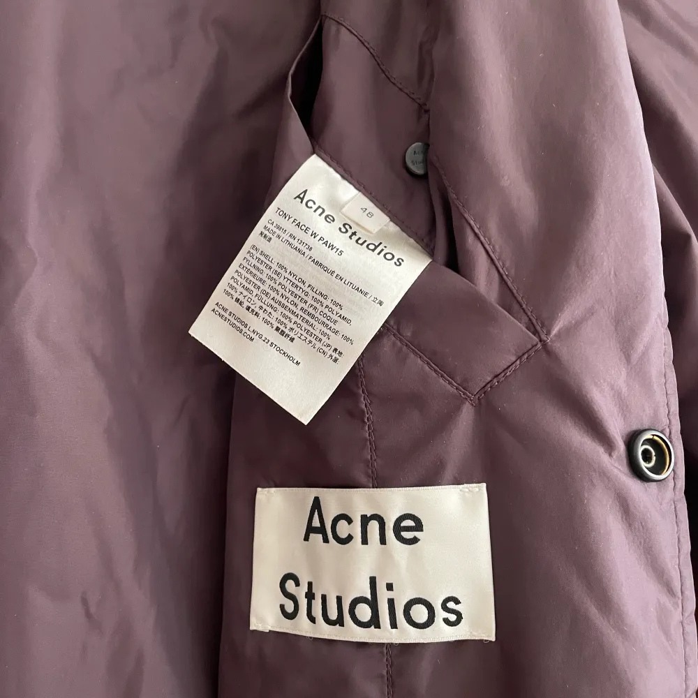 Acne studios Tony face jacket i lila/ plommon. Perfekt färg i höst.  Saknar snöret längst ner. Se bild 3 för original i grön färg. . Jackor.