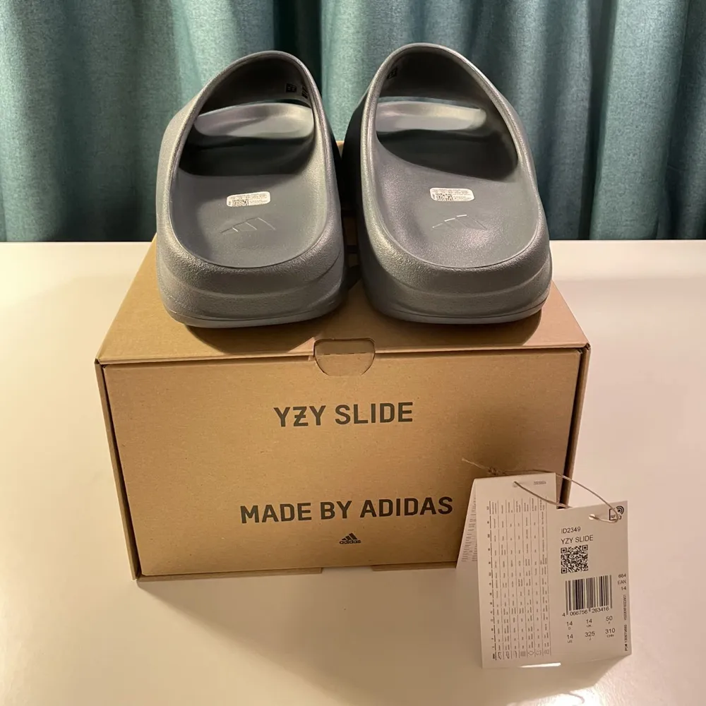 Hej! Säljer ett par DEADSTOCK Yeezy Slide Slate Marine. Strl 50. Köpta på Adidas CONFIRMED. Kvittot och originalbox medföljer. Pris på GOAT 1260 kr.. Skor.