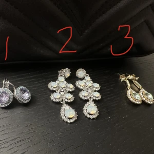 Örhängen - 1. Dyrberg Kern  2-3. Lily and rose   200kr/st eller paketpris 500 