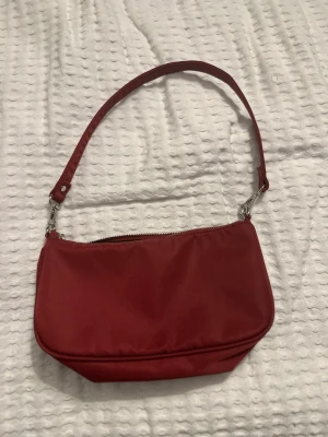 Väska  - Säljer den här ass snygga väskan för 150kr den är ifrån Gina tricot. Frakt ingår ej i priset