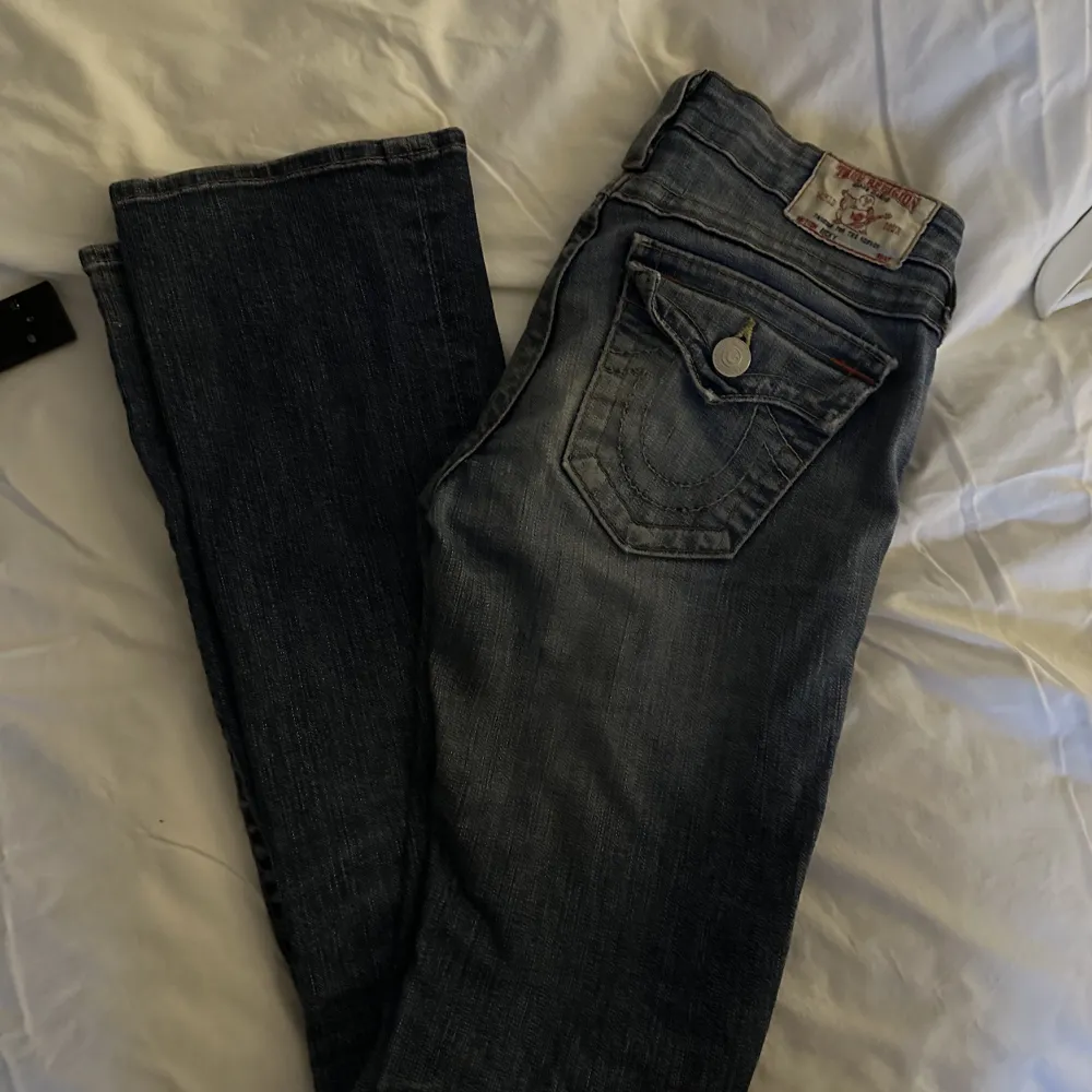 Super snygga jeans från true religion!! Dom är låga i midjan och bootcut🥰 HAR INGA FLER BILDER ELLER NÅGRA MÅTT !!!. Jeans & Byxor.