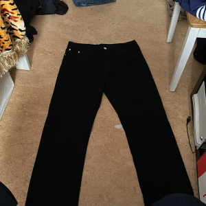 Armani Jeans - Säljer dessa då de är för små. Aldrig använts. Den ända detaljen är att örnen eller vad det är finns inte på baksidan  