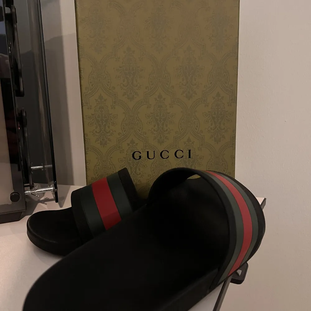 Tja, säljer ett par Gucci Slides som är bara använd utomlands ett par gånger. Vill sälja tofflorna på grund av att det inte riktigt passar mig. Gucci slide:sen kommer med Gucci boxen och andra tillbehör som befinner sig i bilden!. Skor.
