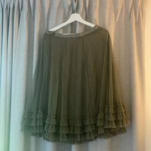 Fluffig grön kjol. Vintage. Dragkedja och knappar. Använd men ser helt ny ut