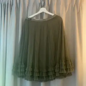 Fluffig grön kjol. Vintage. Dragkedja och knappar. Använd men ser helt ny ut