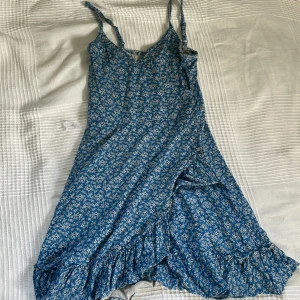 KLÄNNING❤️😍 - Säljer denna jätte fina klänningen från GINATRICOT.Säljer den för har aldrig använt❤️.är i storlek 134-140.🪩😍💋💯