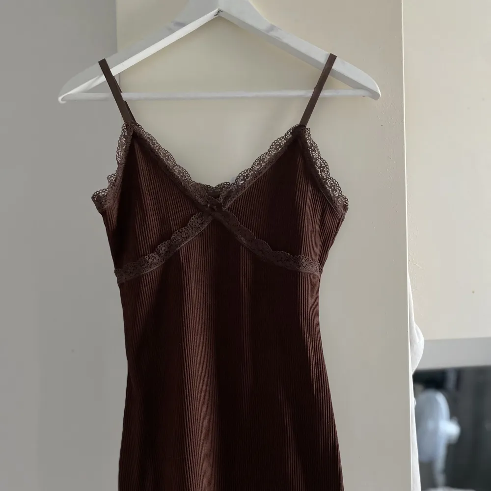 Ribbad klänning från H&M i storlek S, nästintill oanvänd 🤎. Klänningar.