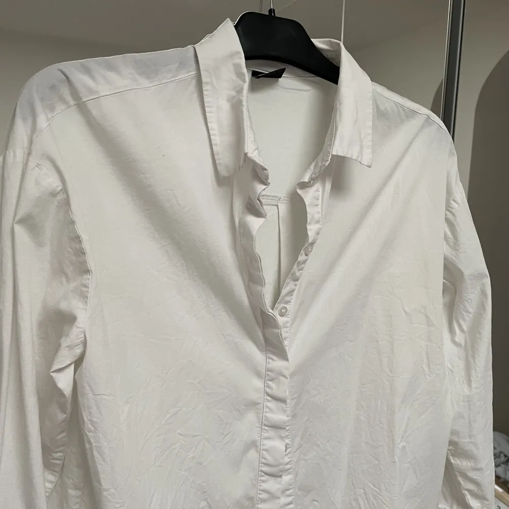 Vit skjorta från Gina Tricot i storlek S. Sitter bra på mig som vanligtvis har S/M i överdelar ✨. Skjortor.
