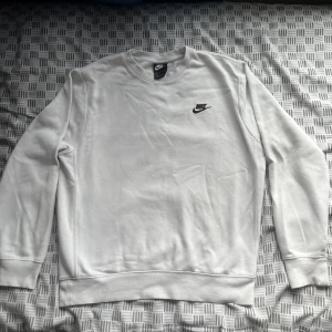 Nike sweatshirt - Säljer min Sweatshirt på grund av att den inte passar längre. Skick 9/10. För fler bilder skrev gärna.