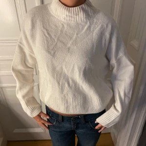 Snygg other stories tröja  - Säljer min fina other stories stickade tröja. Den är mysig och perfekt till hösten! Nyköpt använd några gånger. 