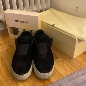 Axel Arigato skor - Hej! Jag säljer mina Svarta 360 Axel Arigato för har köpt nya. Köpte skorna i November förra året. Skorna har ett hål vid högra skorn och lite av mockan har gått bort ( vid frågor om skorna skriv till mig eller om bilder ) 