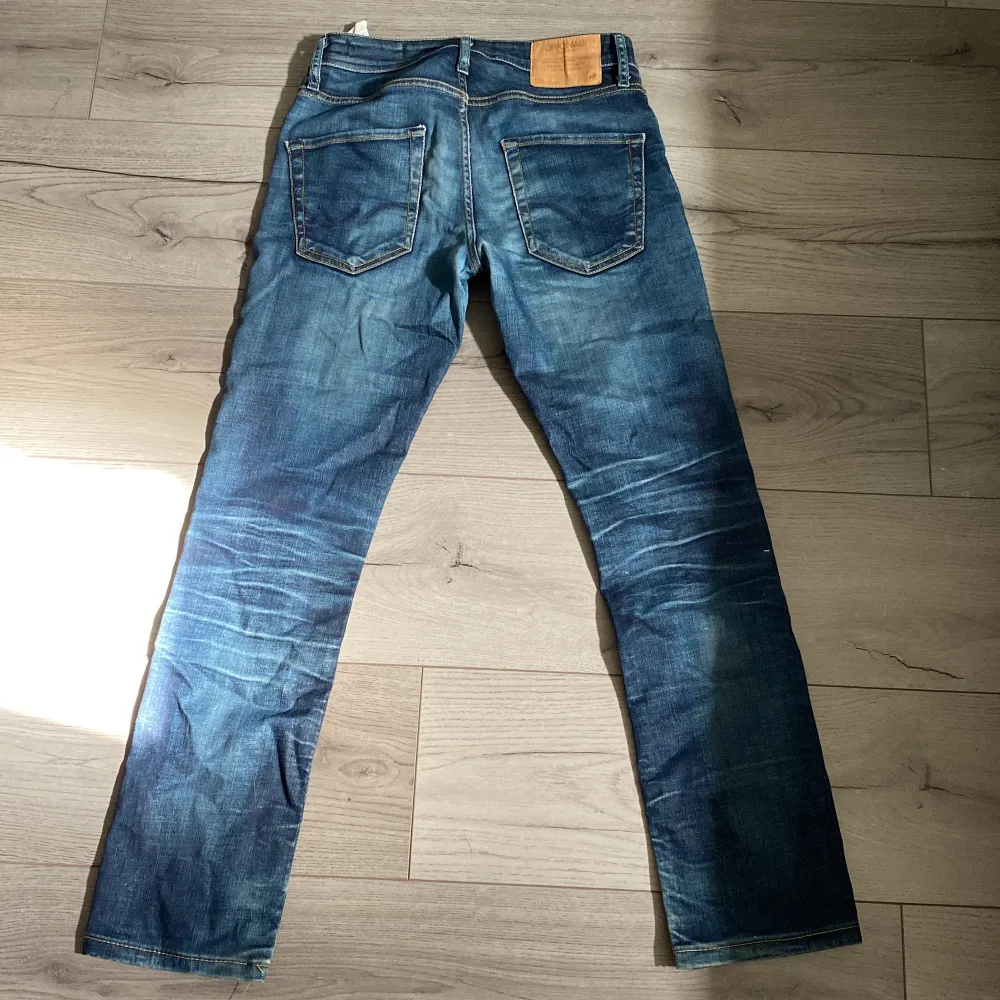Säljer ett par gamla Jack & Jones jeans i modellen Clark regular fit  Kontakta om ni är intresserade m.m. Jeans & Byxor.