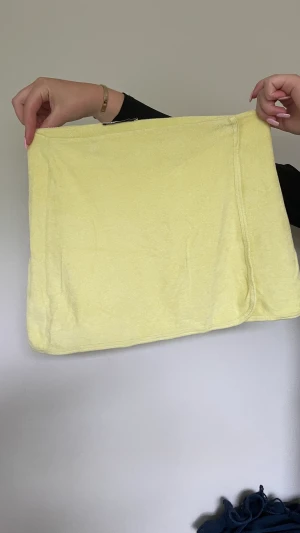 ZARA KJOL - Froté kjol från zara! Omlott liknande med knapp i sidan💛  Säljs pga förliten för mig. 