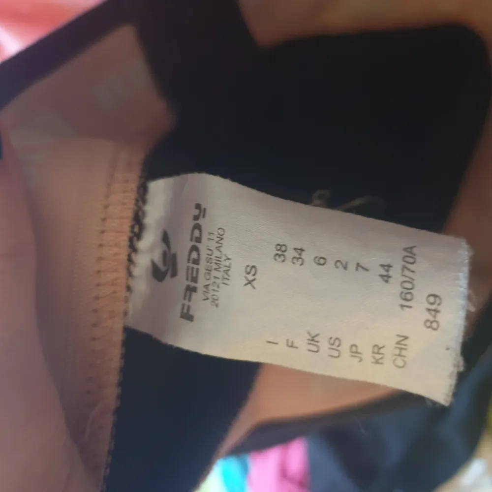 2 freddy byxor svarta, storlek xs, knappt använda typ 2-3 gånger fick av en bekant som knappt använt heller. Priset är i styck.. Jeans & Byxor.