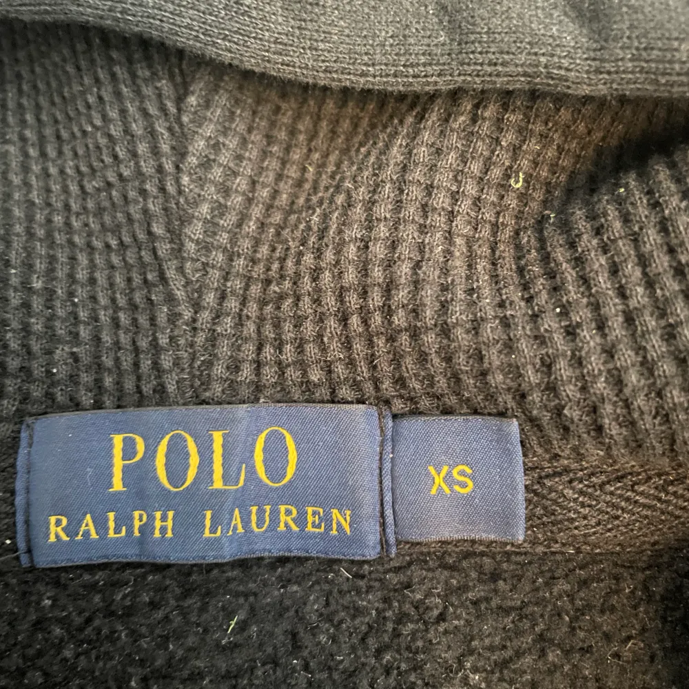 Säljer denna hel zip från Ralph Lauren då den är för liten! Ny pris 1595, ja säljer den för 700!. Hoodies.