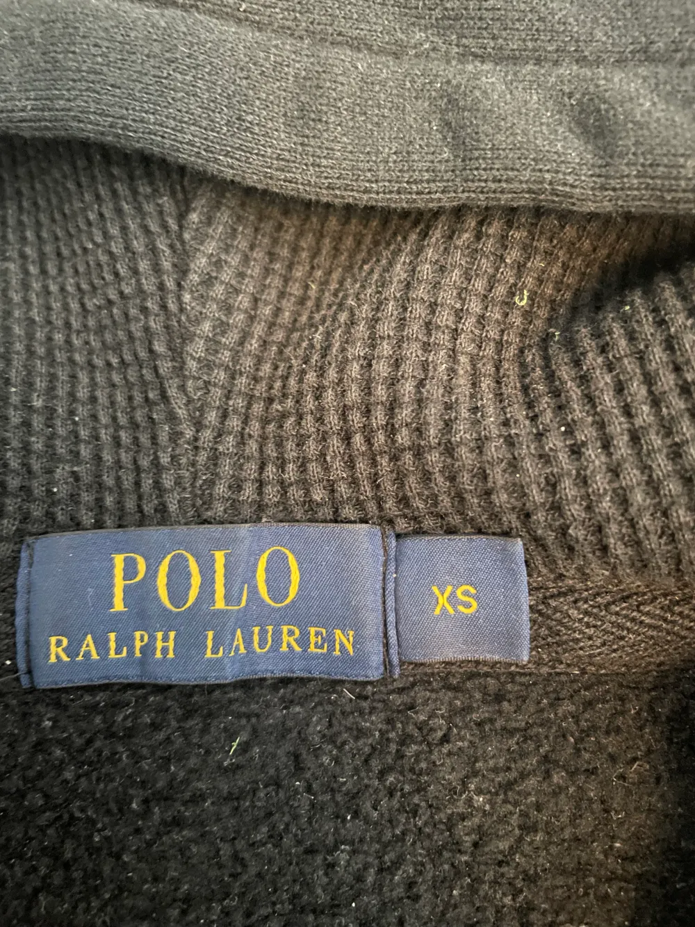 Säljer denna hel zip från Ralph Lauren då den är för liten! Ny pris 1595, ja säljer den för 700!. Hoodies.