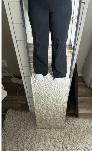 Jeans - Utsvängda jeans från Gina i stl 44 men skulle nog säga 42/44 nu  I sparsamt skick 