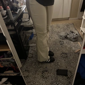 Bootcut kostymbyxor  - Beige bootcut kostymbyxor som sitter perfekt på. Långa i benen (jag är 180). Midwaist. Fint skick, storlek L. 