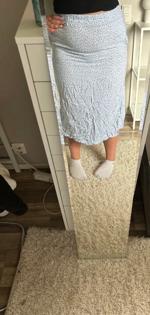 Kjol och tröja  - Säljer en blå kjol + en blå stickad tröja från lager 157. Kommer inte till användning. Kan säljas separat 