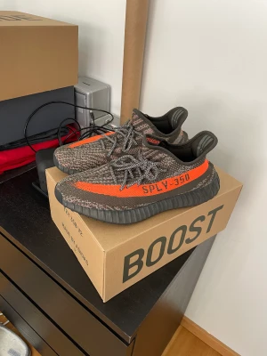 Yeezy 350 v2 Carbon Beluga  - Skicket skulle jag säga är 9/10, är bara använda några få gånger. Köptes från adidas.com och är äkta. Extremt sköna och snygga skor. Storlek 44 2/3. Dom passar mig som har 44 men är tighta. Så dom passar nog bäst 43. Kom gärna med frågor:)