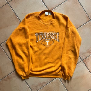 Tennesee sweatshirt - Sjuk vintage college sweatshirt från år 1998. Storlek XL, men sitter mindre än så. Jag på bild brukar ha M-L. Felfritt skick och bra kvallité, ”made in USA”. 